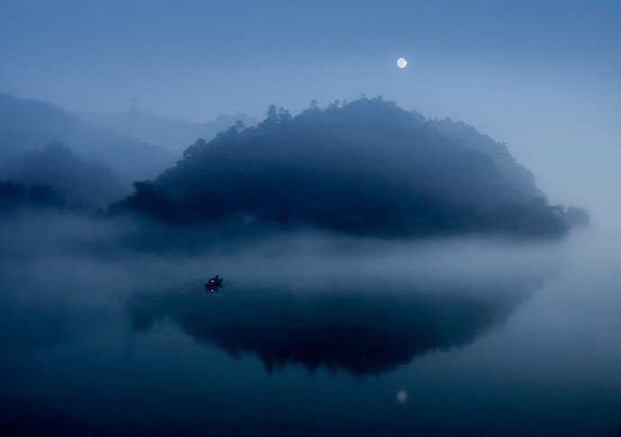 扁舟夜泊月明秋 水面鱼游趁闸流 扁舟夜泊月明秋 水面鱼游趁闸流