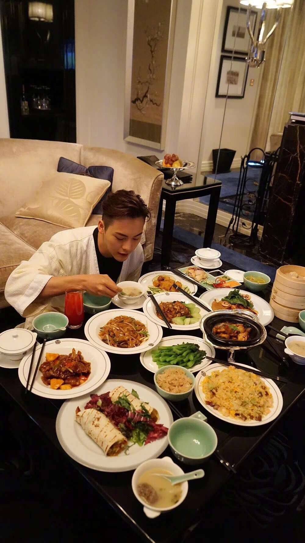 初一和李易峰吃烧烤初二马云来我家拜年初三和昊然弟弟视频初四和