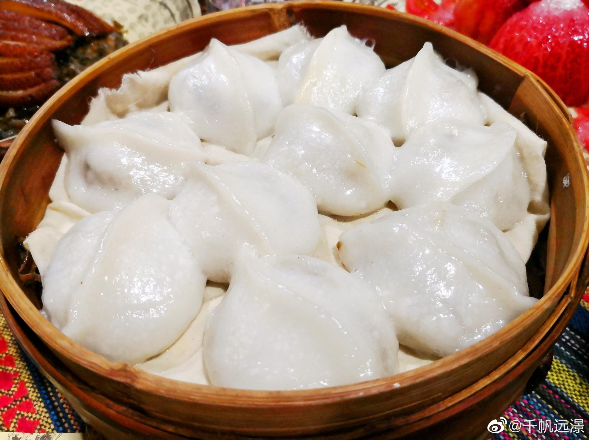 像与苗家一起过苗年一样,互相斟上一碗碗香喷喷的米酒,咸烧白,猪儿粑