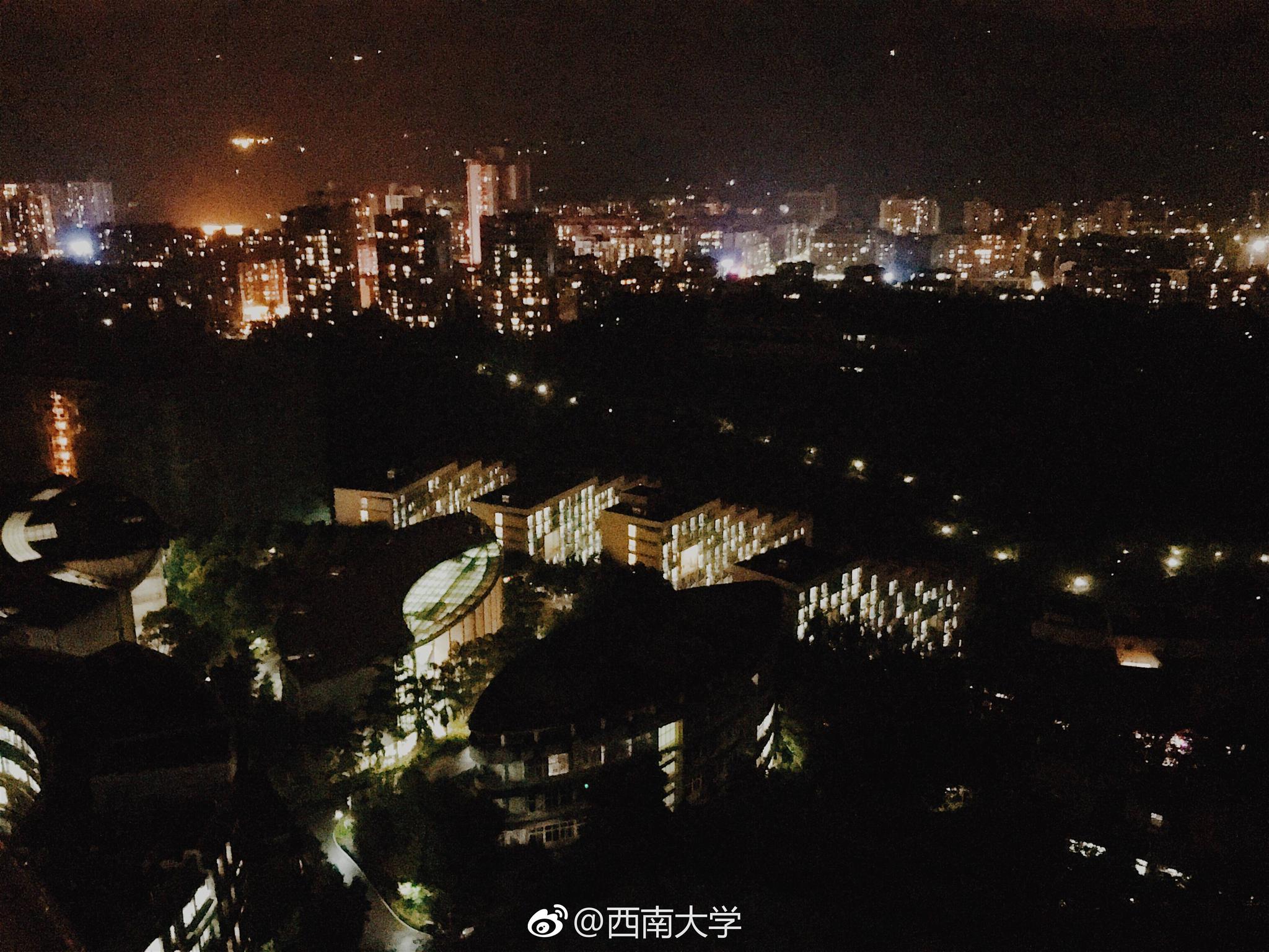 人生的黑夜也没什么不好,愈是黑暗的晚上,月亮与星星就愈是美丽了|黑夜|月亮|星星_新浪新闻