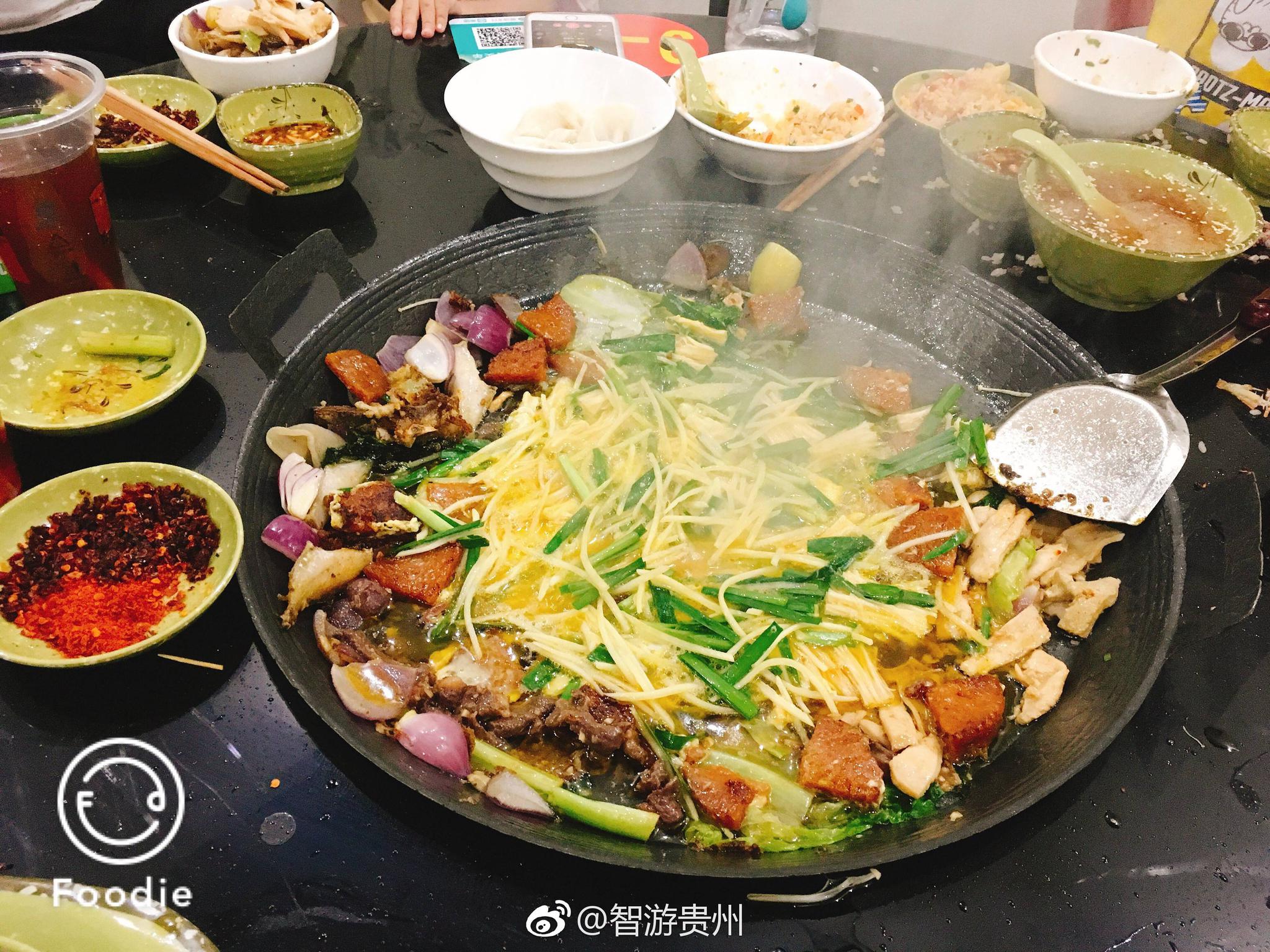 在贵州有一种特色小吃叫烙锅，一碗蘸水，一碗辣椒面_新浪新闻