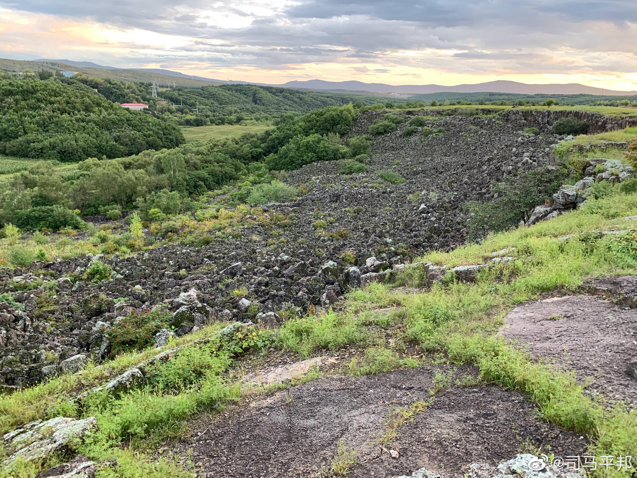 红日西坠,这片曾经是的熔岩台地变得异常安静柔和
