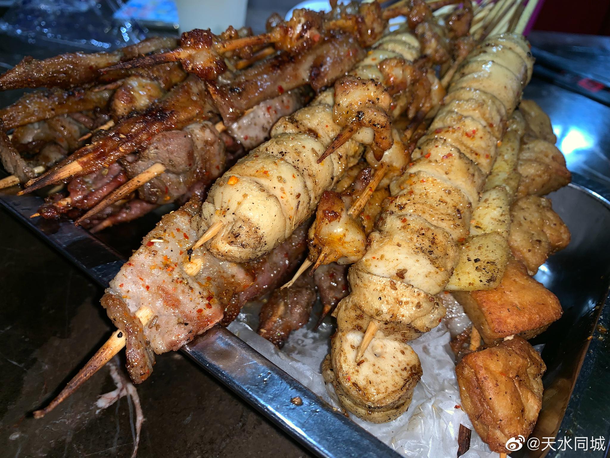 深夜美食!"吃"烧烤成了每个人的夜宵.
