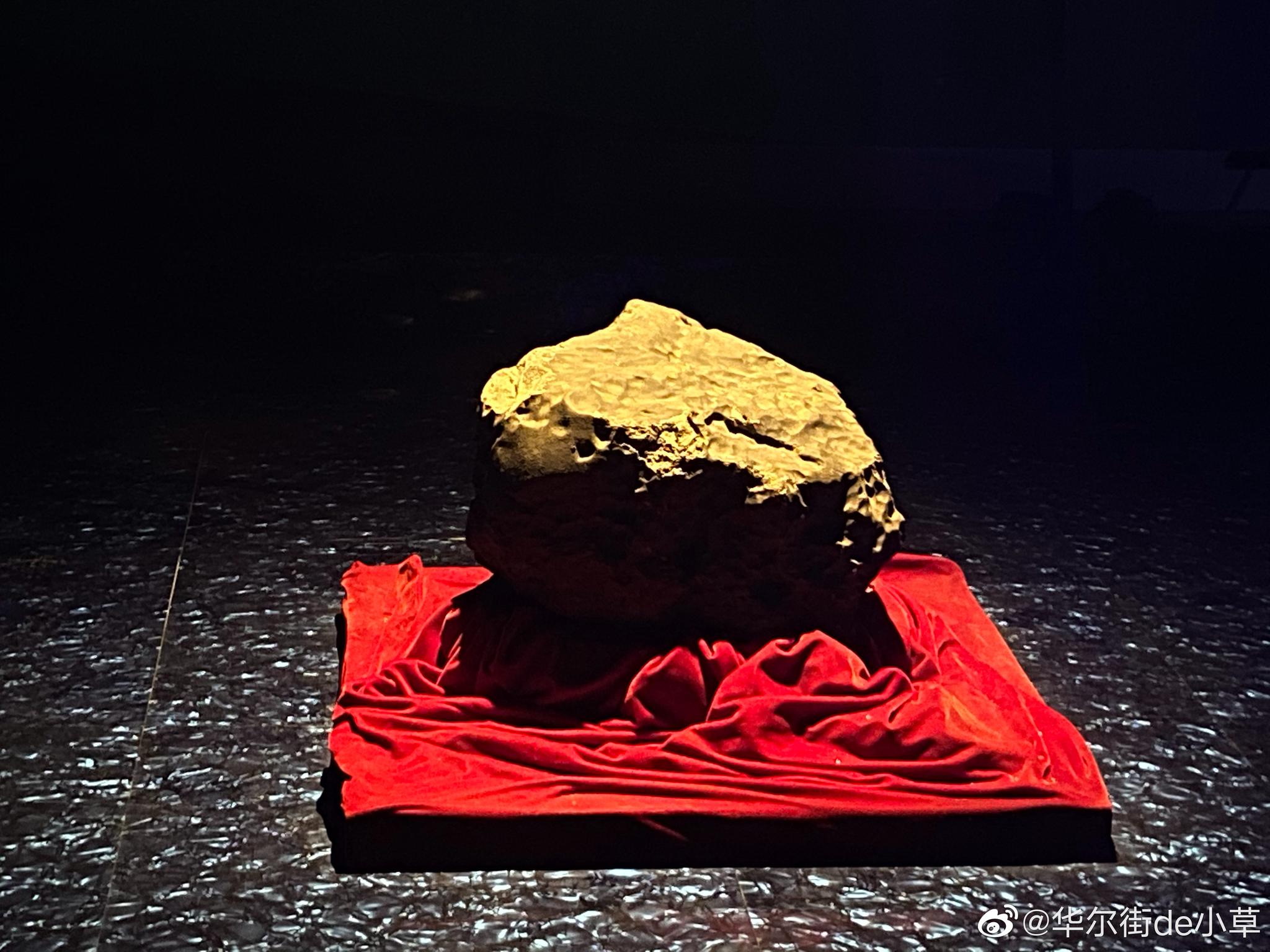 这是世界范围内最大的一场石陨石雨吉林市博物馆陨石馆馆内收藏有