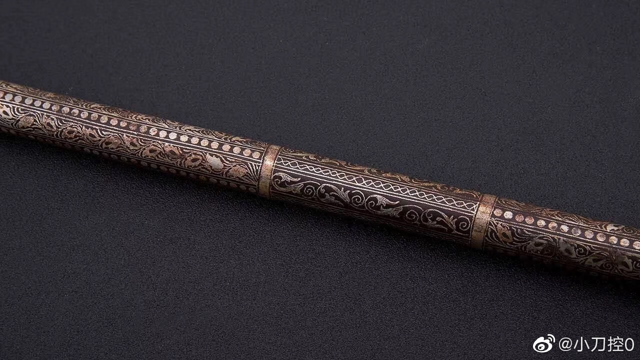 鋄银鱼尾斧整斧为全钢制成独特的斧头造型酷似鱼尾