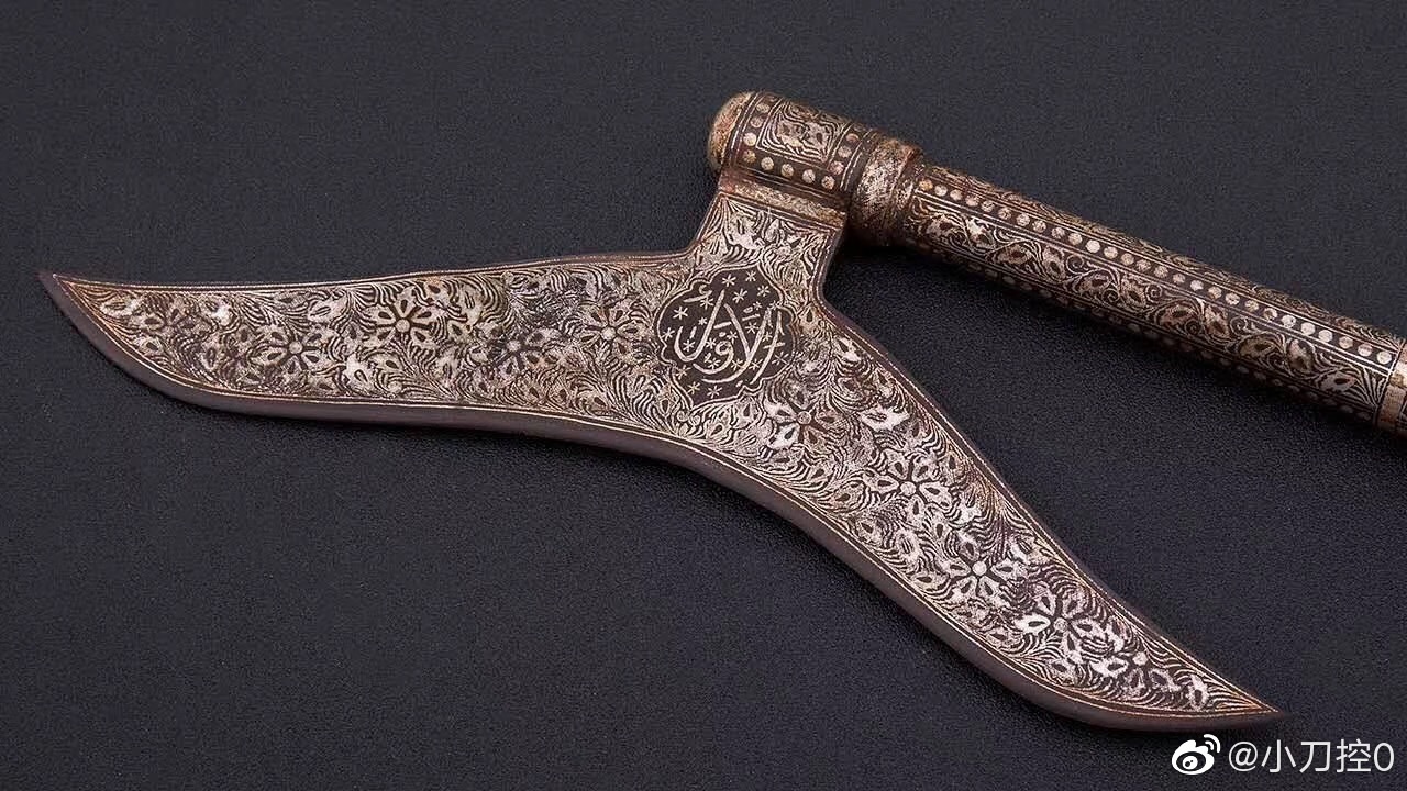 鋄银鱼尾斧整斧为全钢制成独特的斧头造型酷似鱼尾