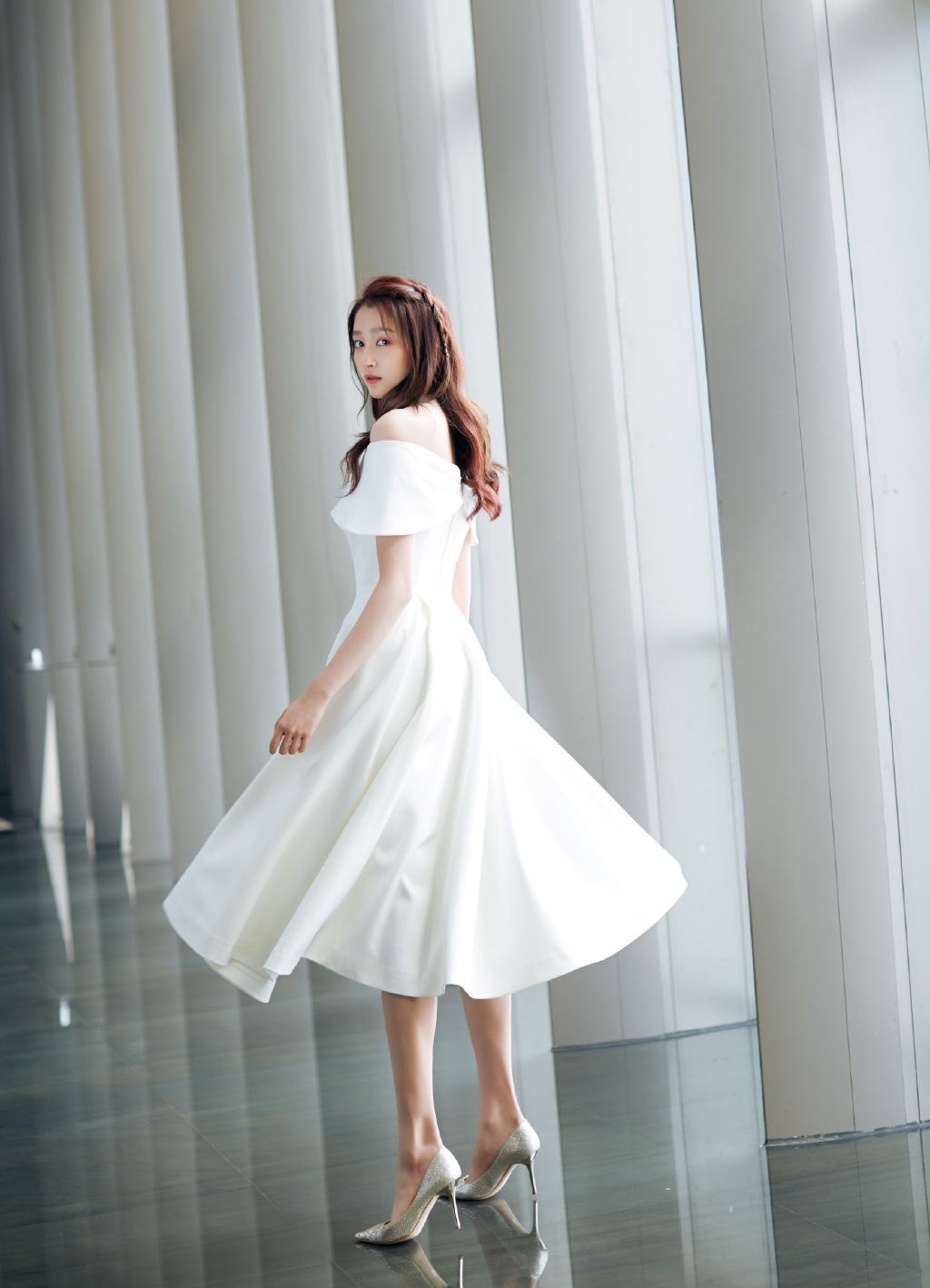 关晓彤一字肩纯白裙