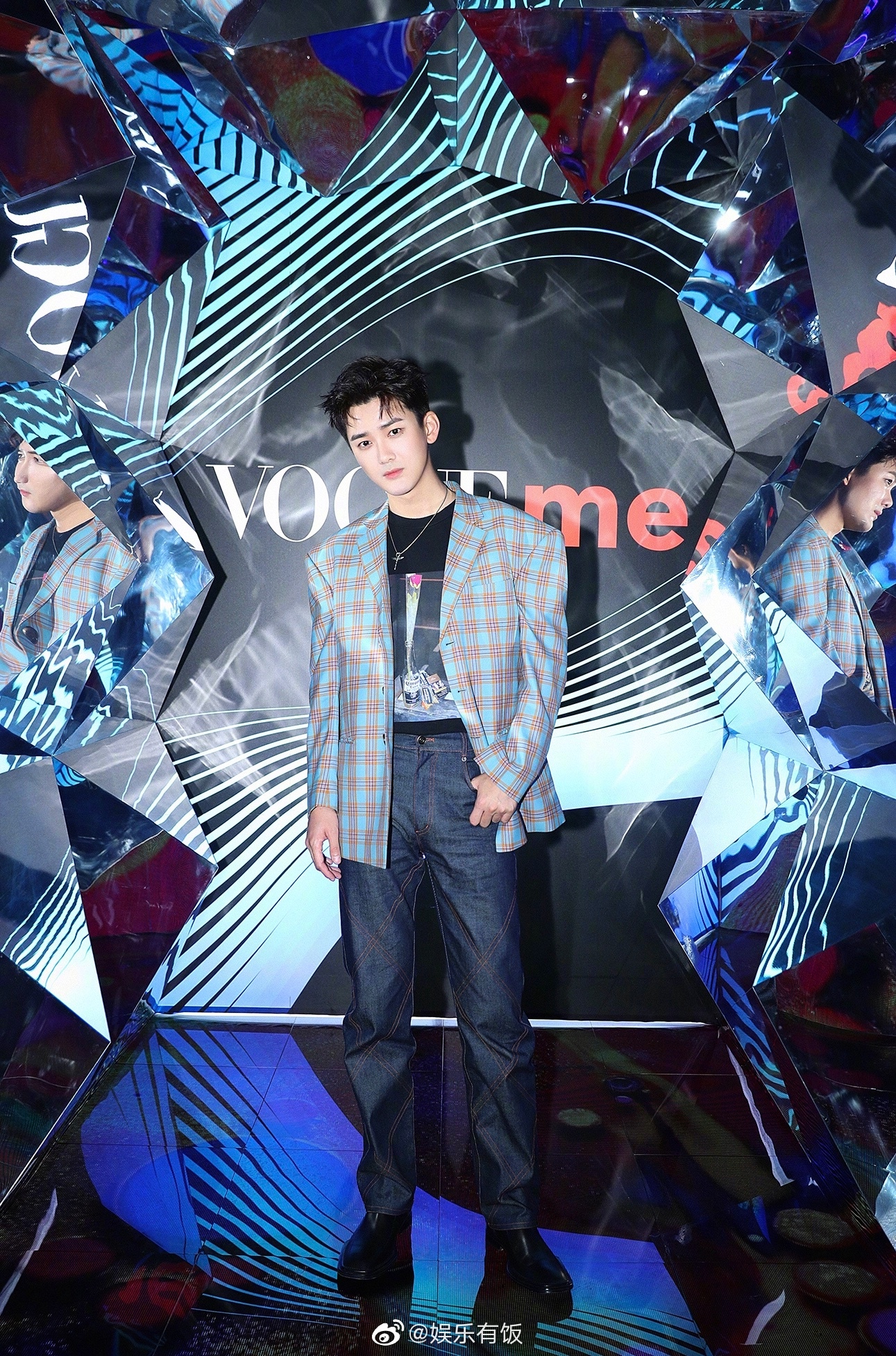 4月19日晚, @熊梓淇 现身vogueme派对,廓形西装内搭黑色印花t恤