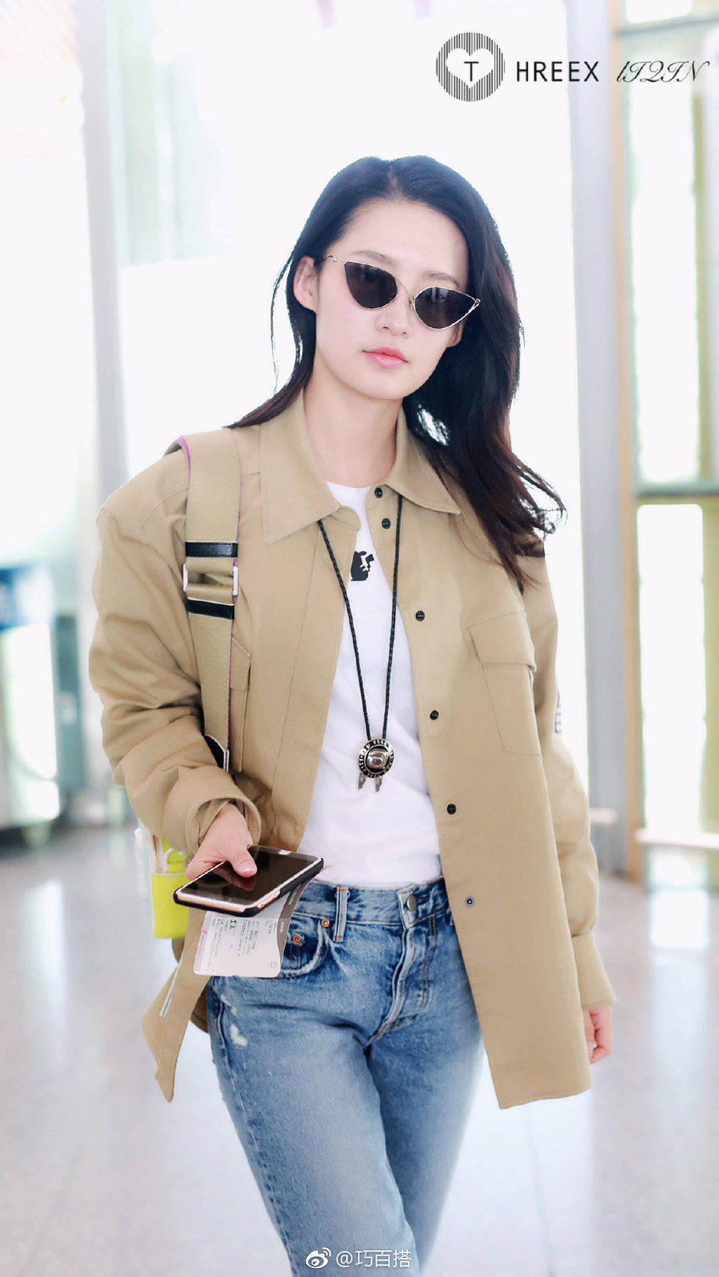 昨日,李沁现身机场,她面戴个性款黑色墨镜长发飘飘