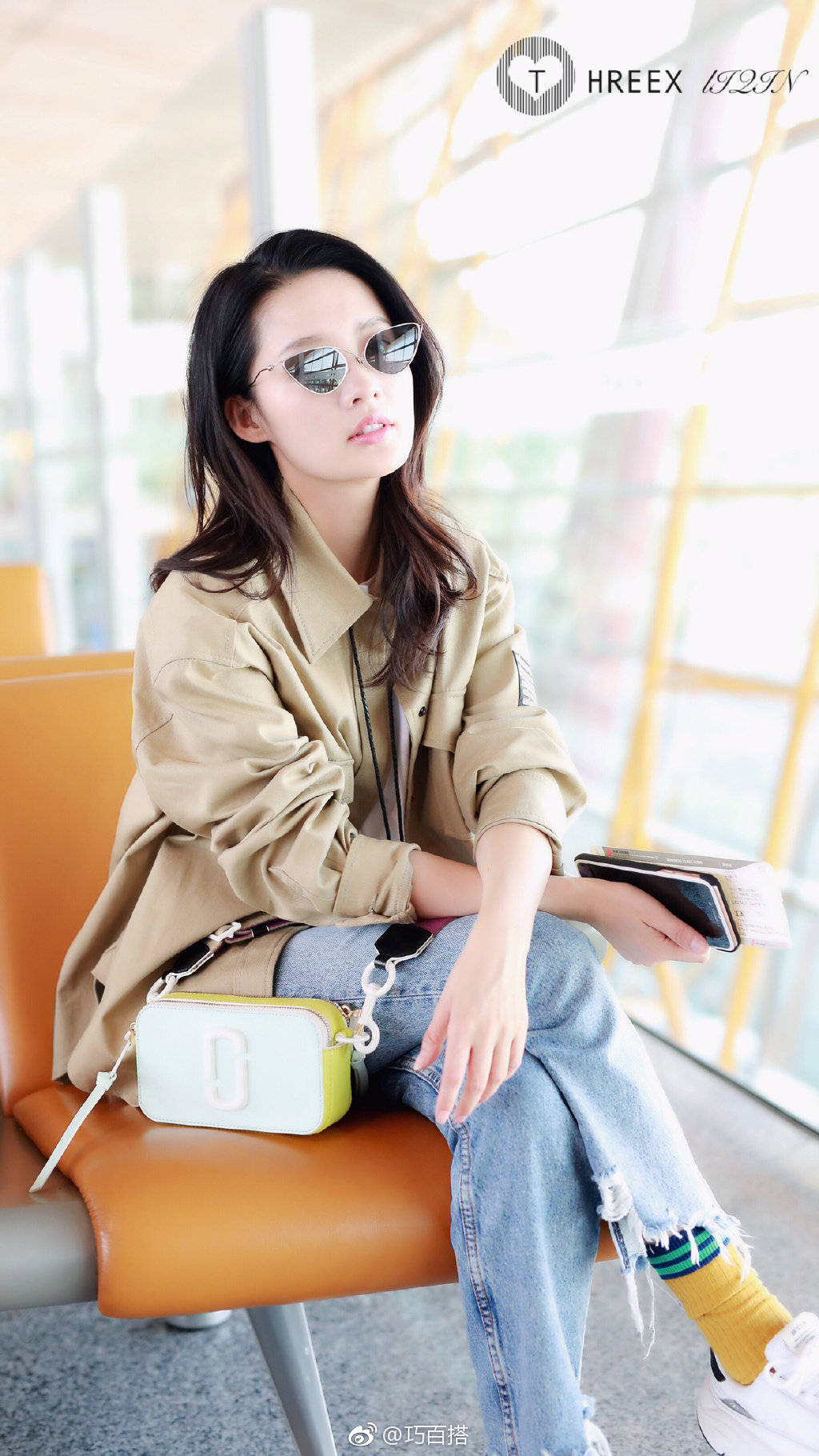 昨日,李沁现身机场,她面戴个性款黑色墨镜长发飘飘