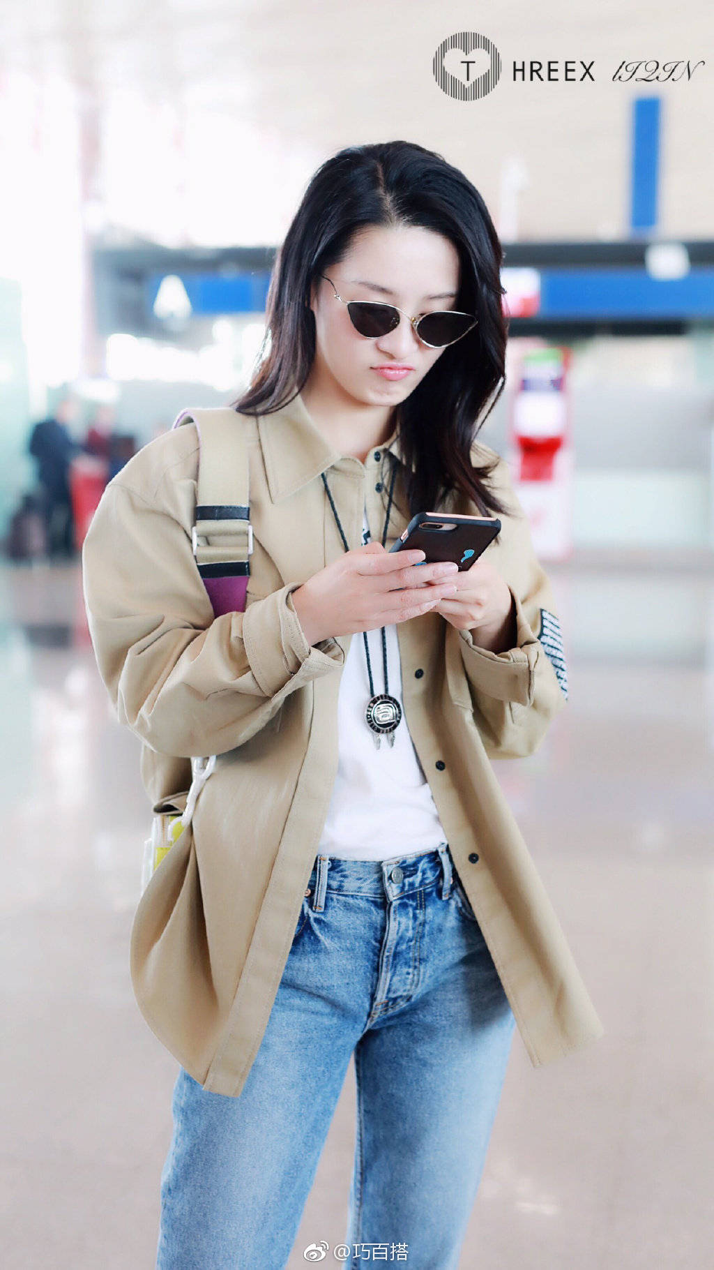 昨日,李沁现身机场,她面戴个性款黑色墨镜长发飘飘