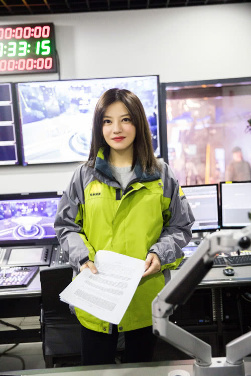 导演赵薇亮相《星光》看片会 呼吁关注扶贫