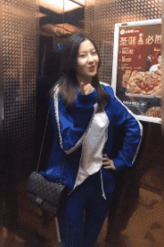搞笑GIF:哥们,电锯不能反着拉,有点替你担心