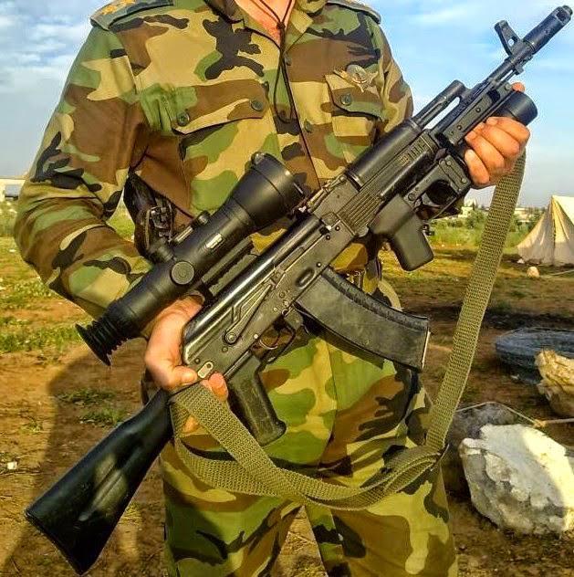 叙军攻克叙叛军阵地,发现大批崭新俄制武器:一箱箱堆满山洞