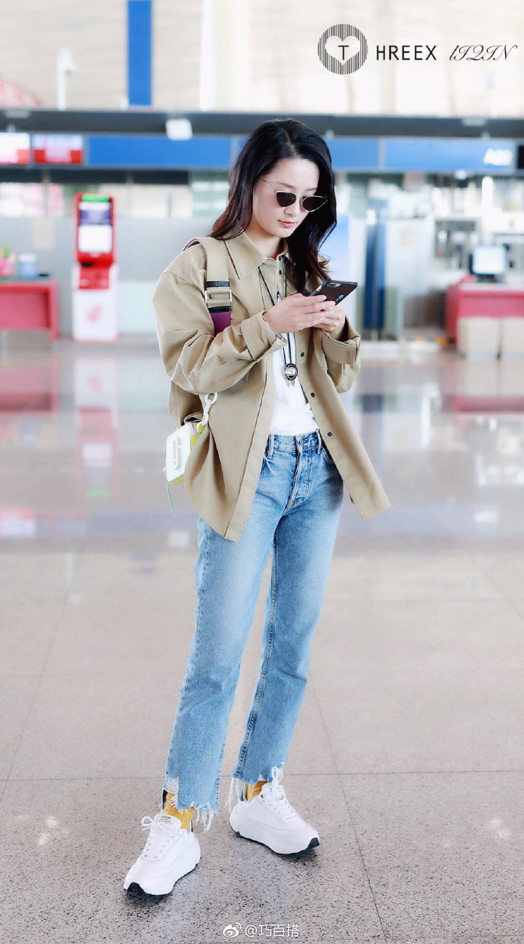 昨日,李沁现身机场,她面戴个性款黑色墨镜长发飘飘