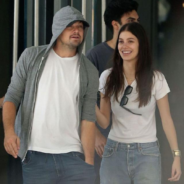 小李子和嫩模女友出街牛仔裤迷之穿法真心不敢模仿