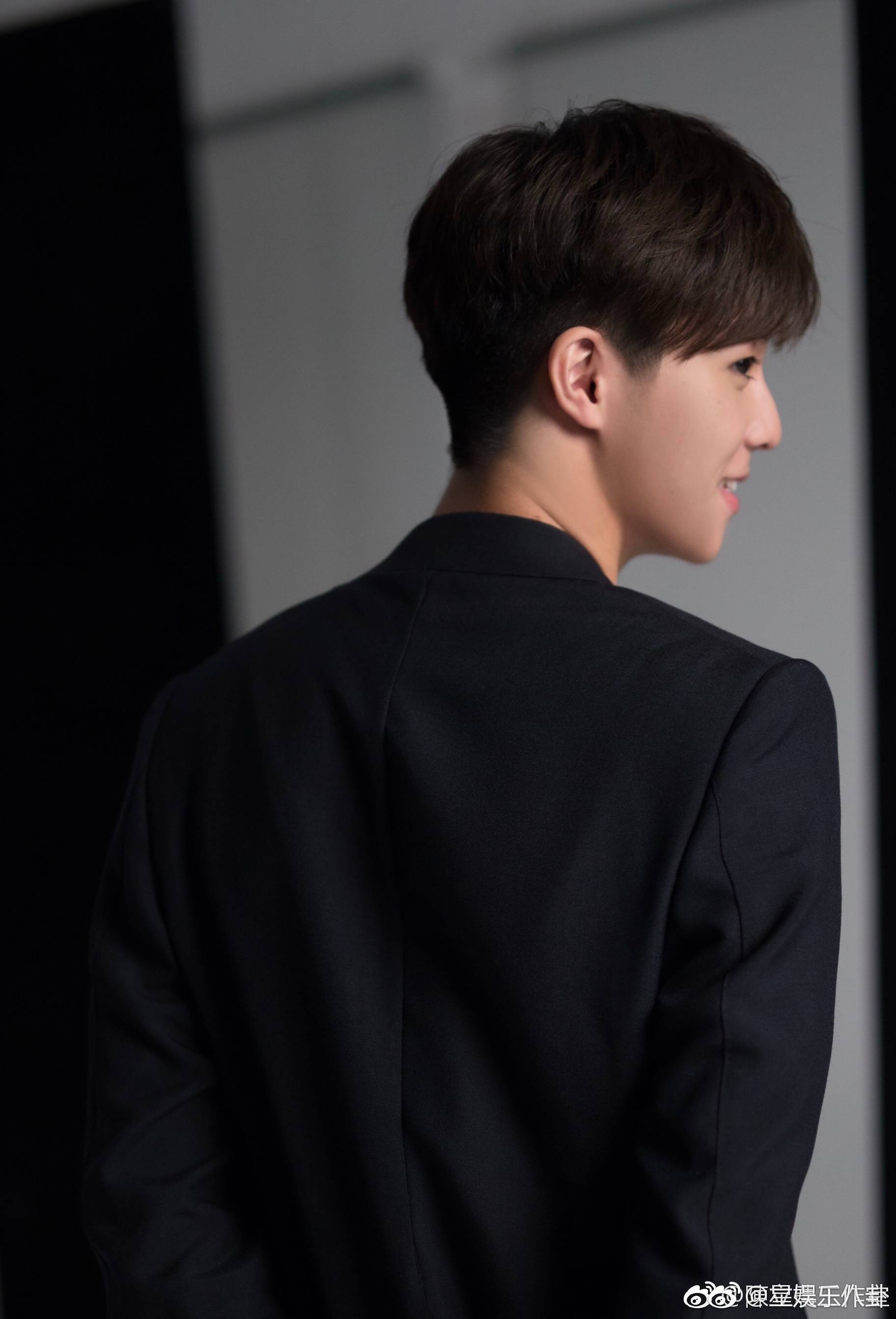 品品man帅有型陈立农的侧颜杀:绝美侧颜,帅炸了