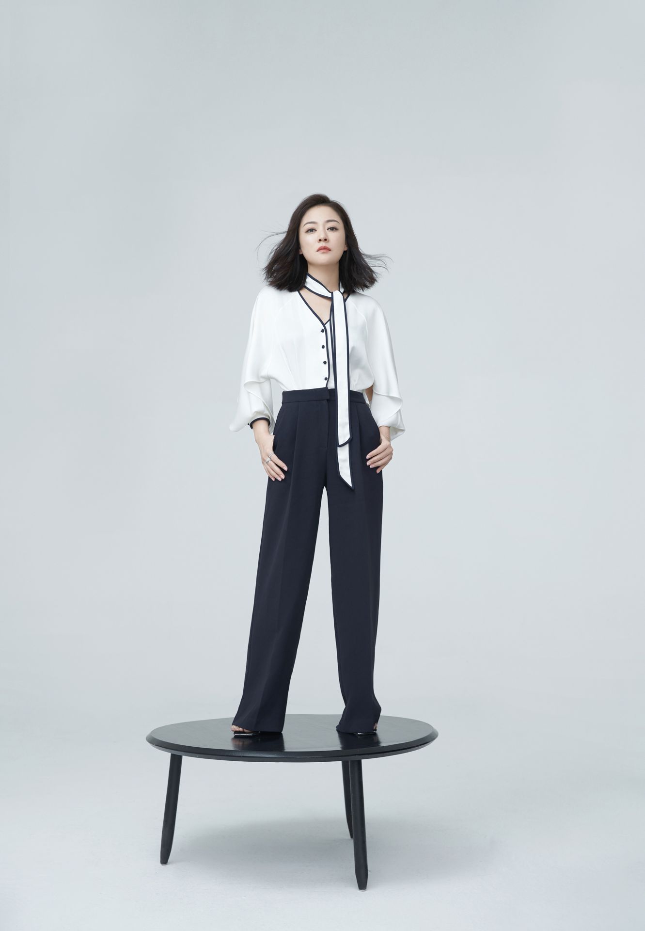 38岁的陈佳妍穿黑白配读者隔空喊话像25岁的菇凉