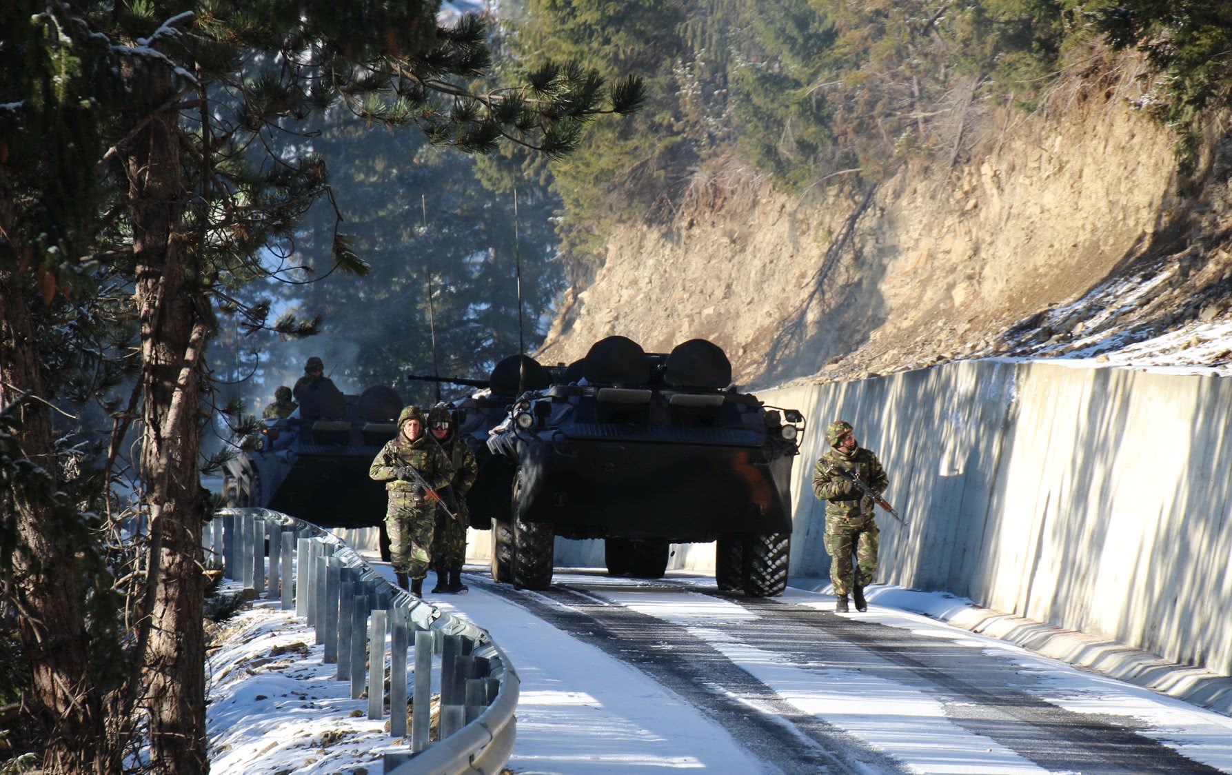 紧贴实战化:罗马尼亚山地旅部队不畏严寒踏雪军演