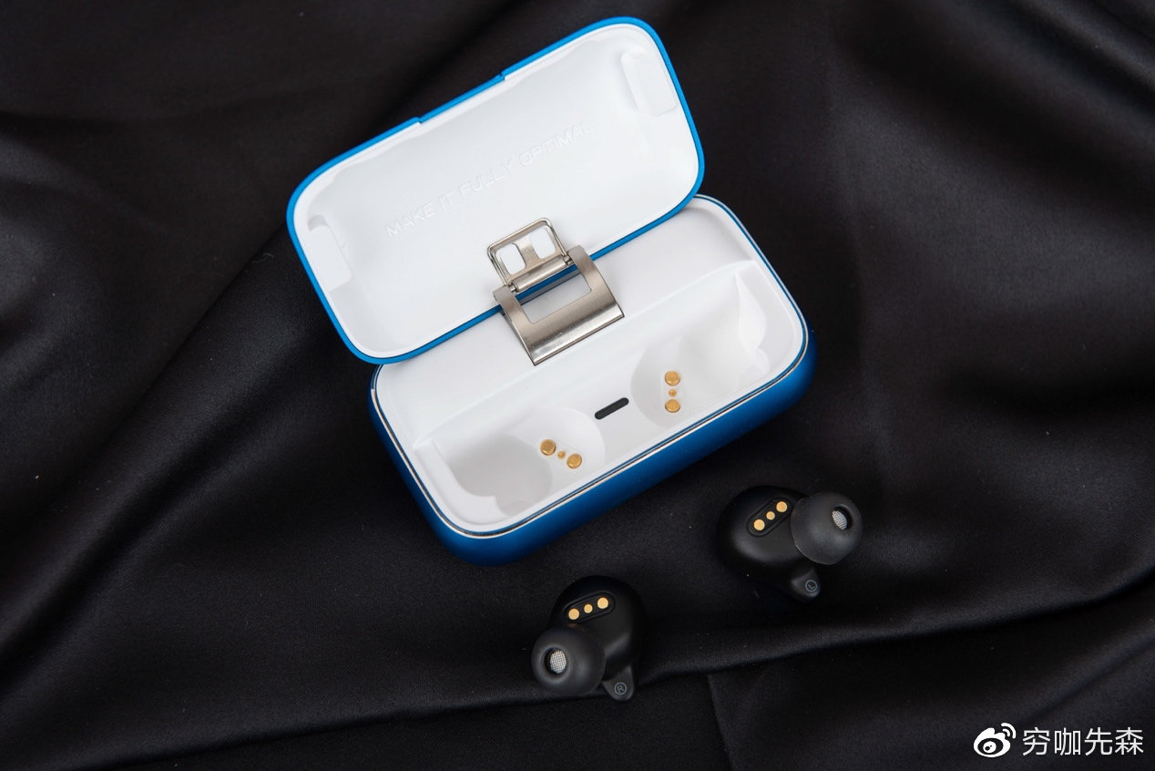 micro usb的充电接口在一侧,旁边还有一个充电指示灯,这个地方没有