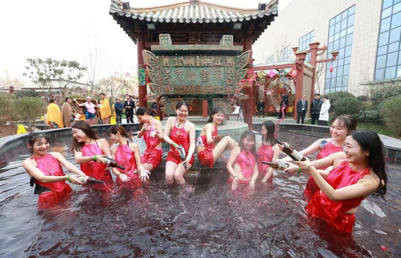 寒冷的冬季,渭南中华郡千人肚兜狂欢节来袭,点燃冬日荷尔蒙!