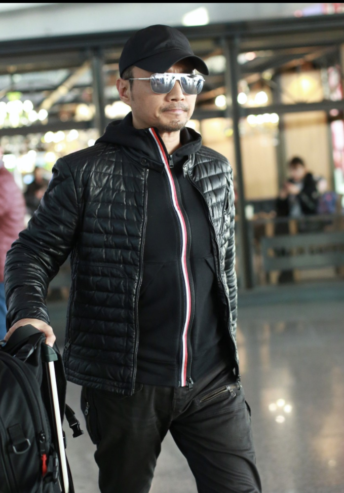 张涵予独自推行李箱现身 行走间自带"硬汉"气场霸气十足