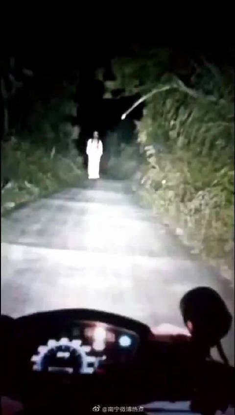 广西小镇惊现白衣挡车“女鬼”吓坏居民 警方还原真相近日