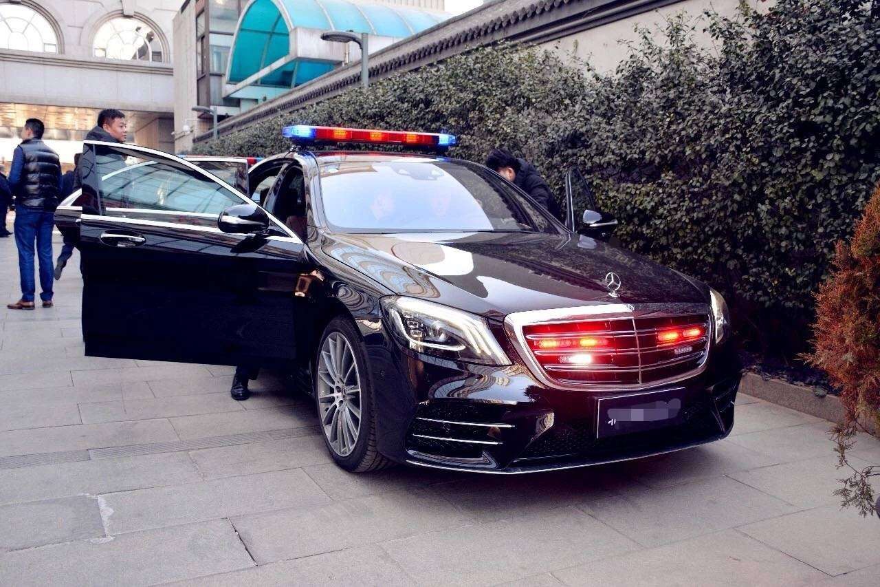 国宾车队新款警用装备:奔驰s450 四驱……真的好帅气