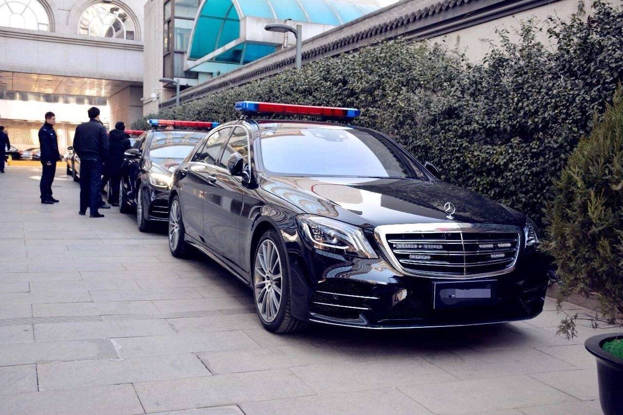国宾车队新款警用装备:奔驰s450 四驱……真的好帅气-新浪汽车