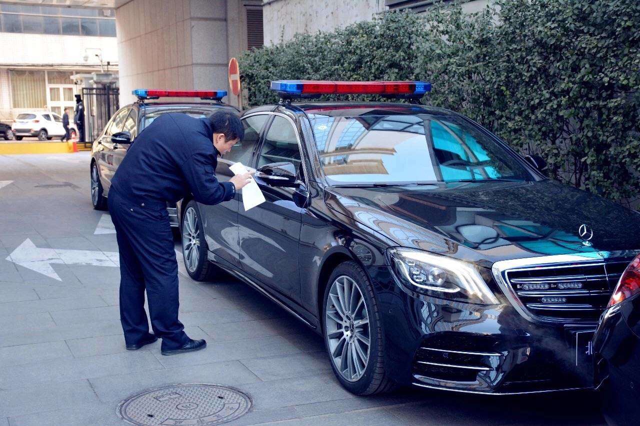 国宾车队新款警用装备:奔驰s450 四驱……真的好帅气-新浪汽车