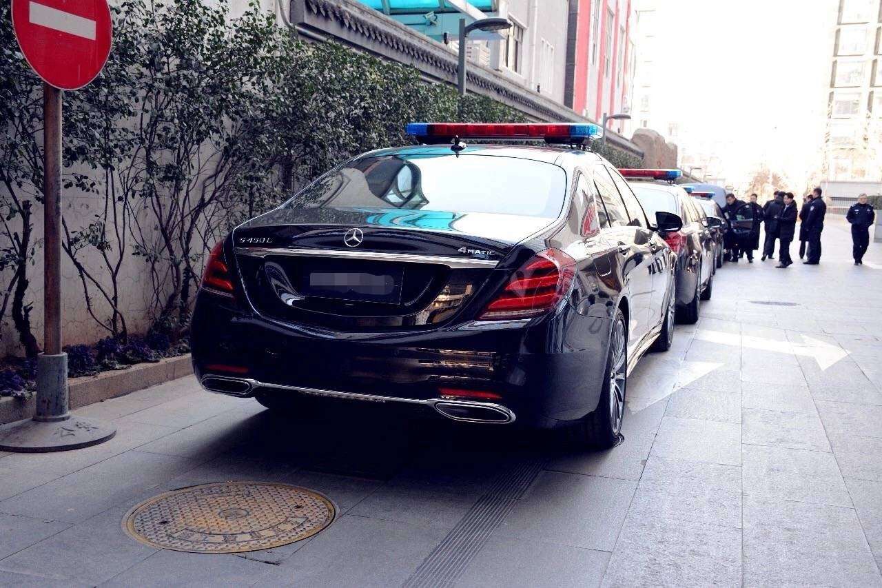 国宾车队新款警用装备:奔驰s450 四驱……真的好帅气