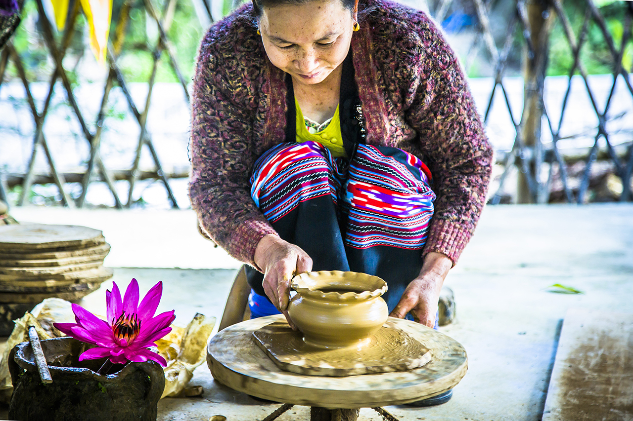 2006年傣族慢轮制陶技艺被列入我国第一批非物质文化遺产项日名录.