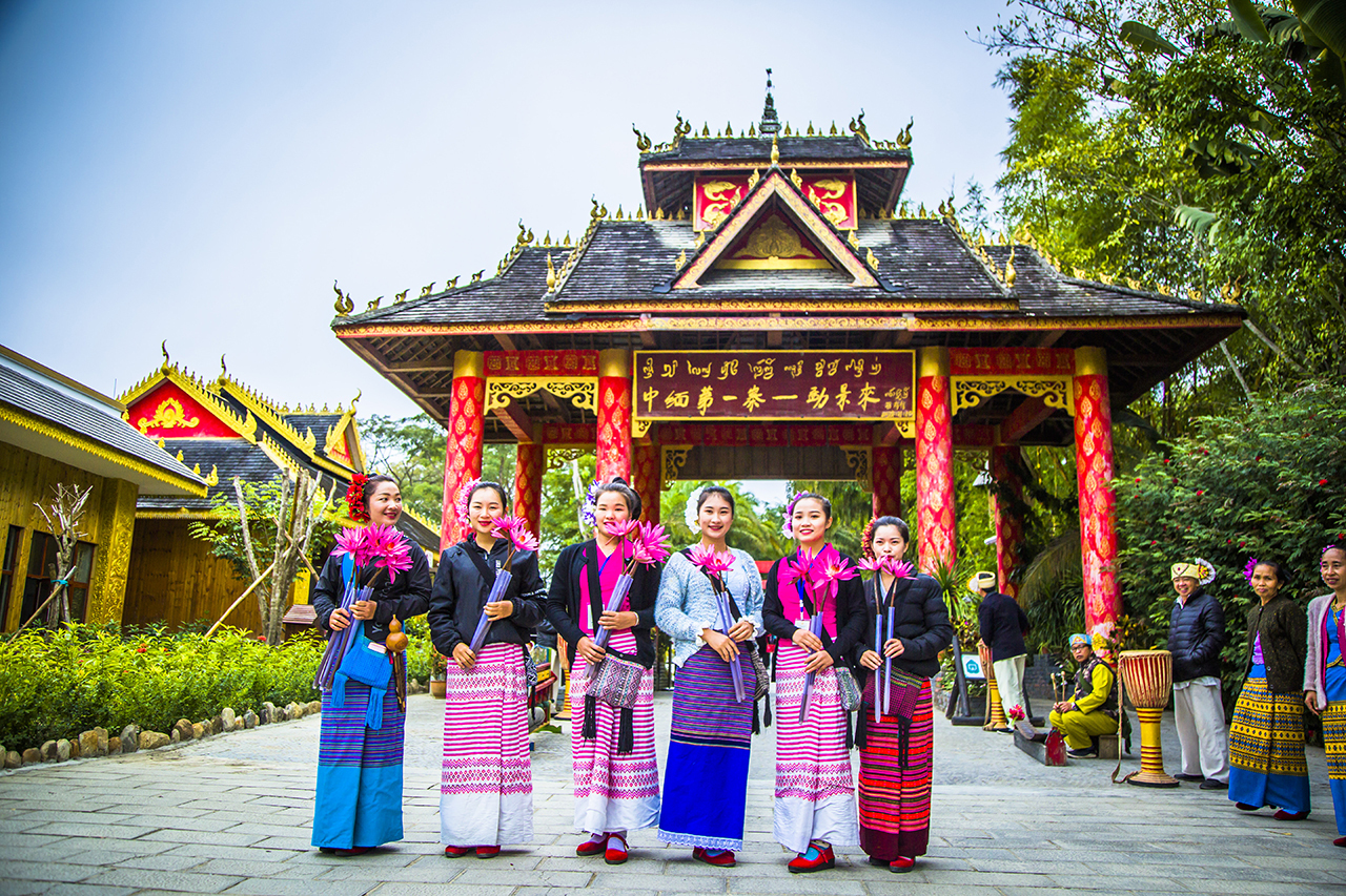 到西双版纳过大年,中缅第一寨勐景来,品香水莲的吃,喝,赏,用