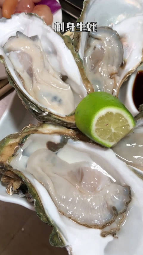 女神和男子一起吃烧烤,顺口就点二十个腰子,男子有点看懵了