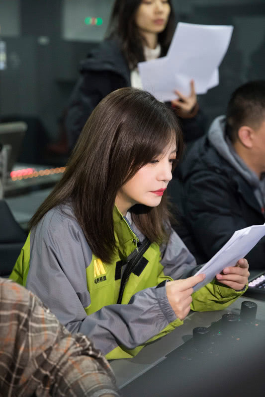 导演赵薇亮相《星光》看片会 呼吁关注扶贫