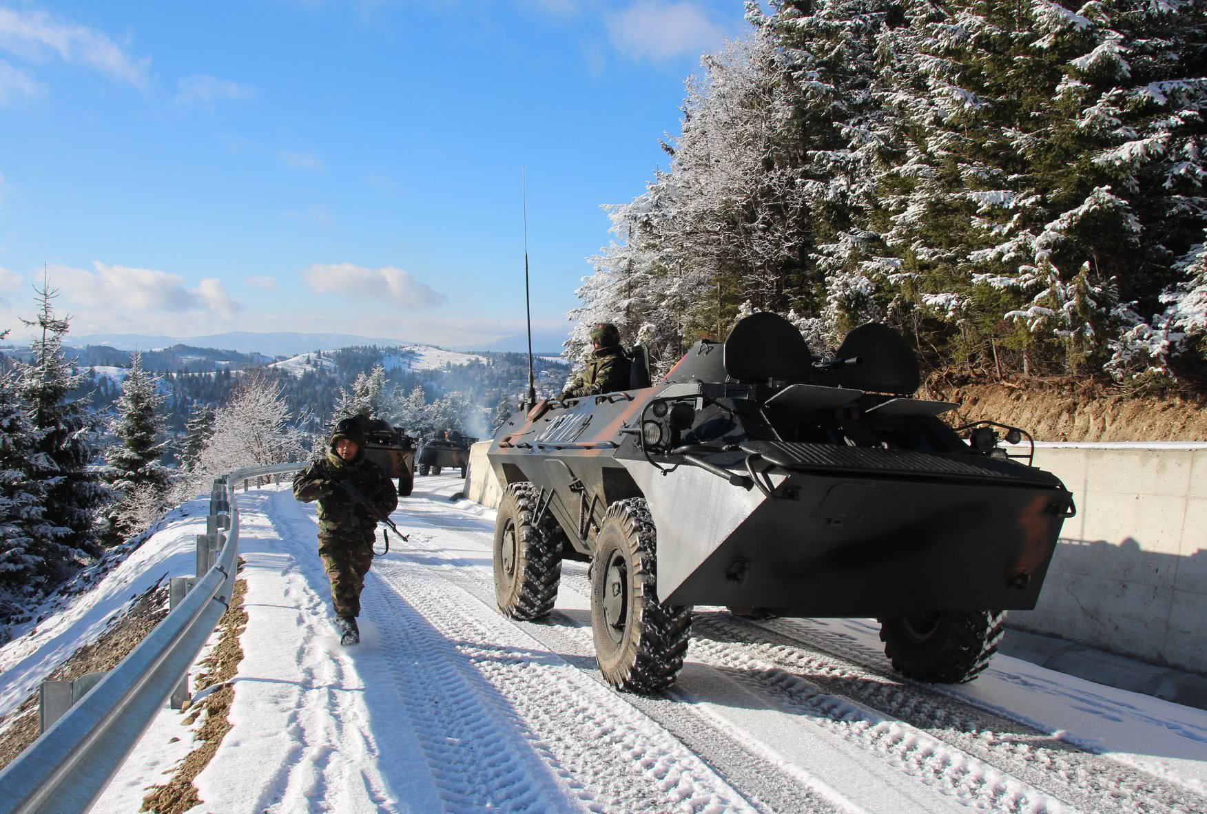 紧贴实战化:罗马尼亚山地旅部队不畏严寒踏雪军演