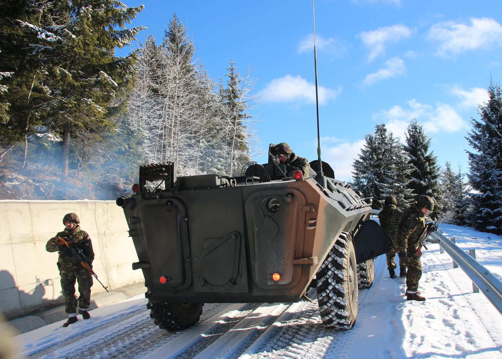 紧贴实战化:罗马尼亚山地旅部队不畏严寒踏雪军演