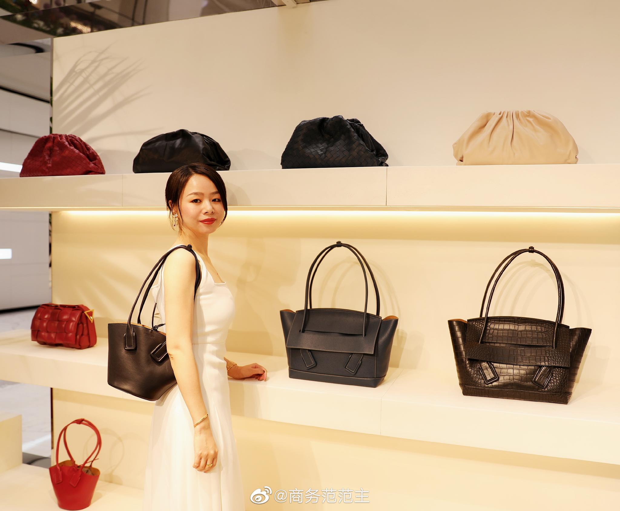 新BV太好看了，云朵包让人动心，男人觉得这款包超级温柔