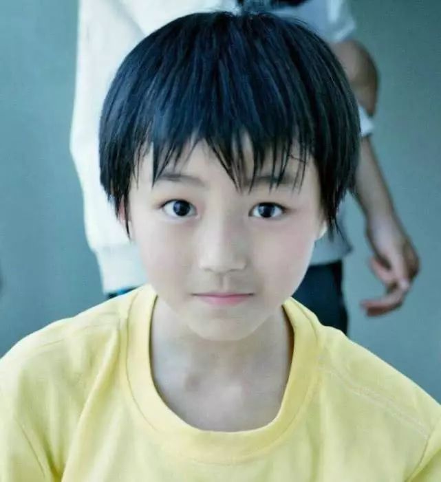 没想到王源小时候喜欢穿这个而王源还因为这个原因被当作女生