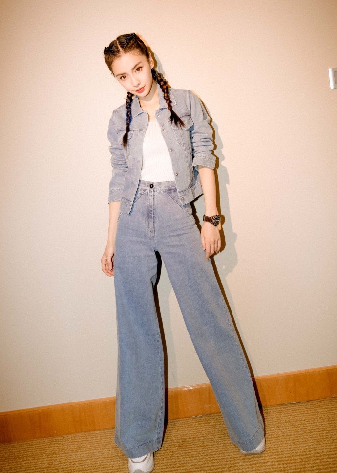 angelababy 杨颖今日现身发布会,扎着麻花辫,穿着牛仔装