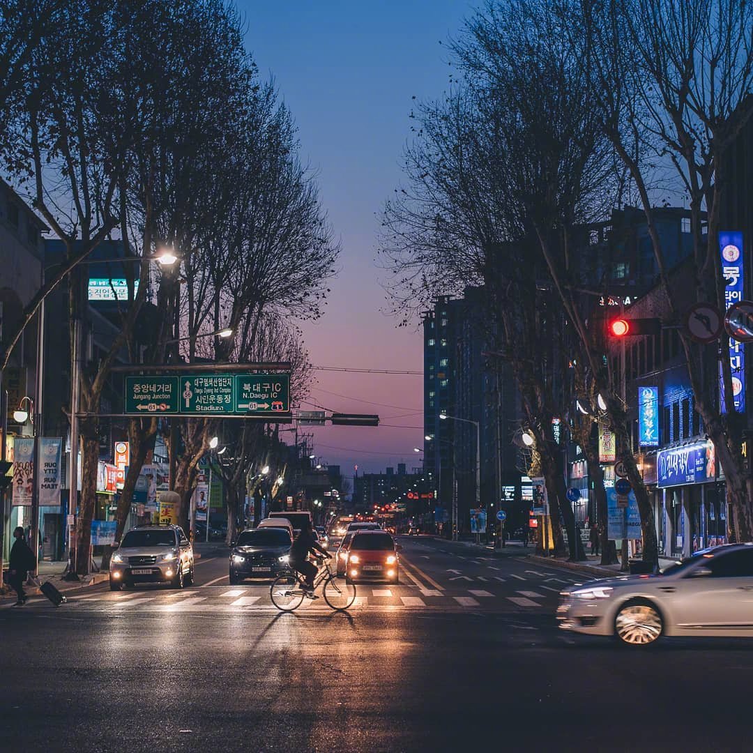 夜幕降临的城市