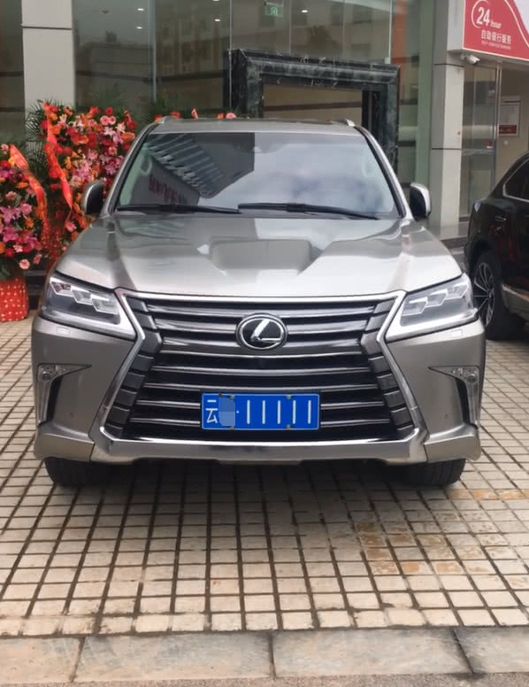 酒店门口现百万级雷克萨斯车牌5个1网友车主身份不简单