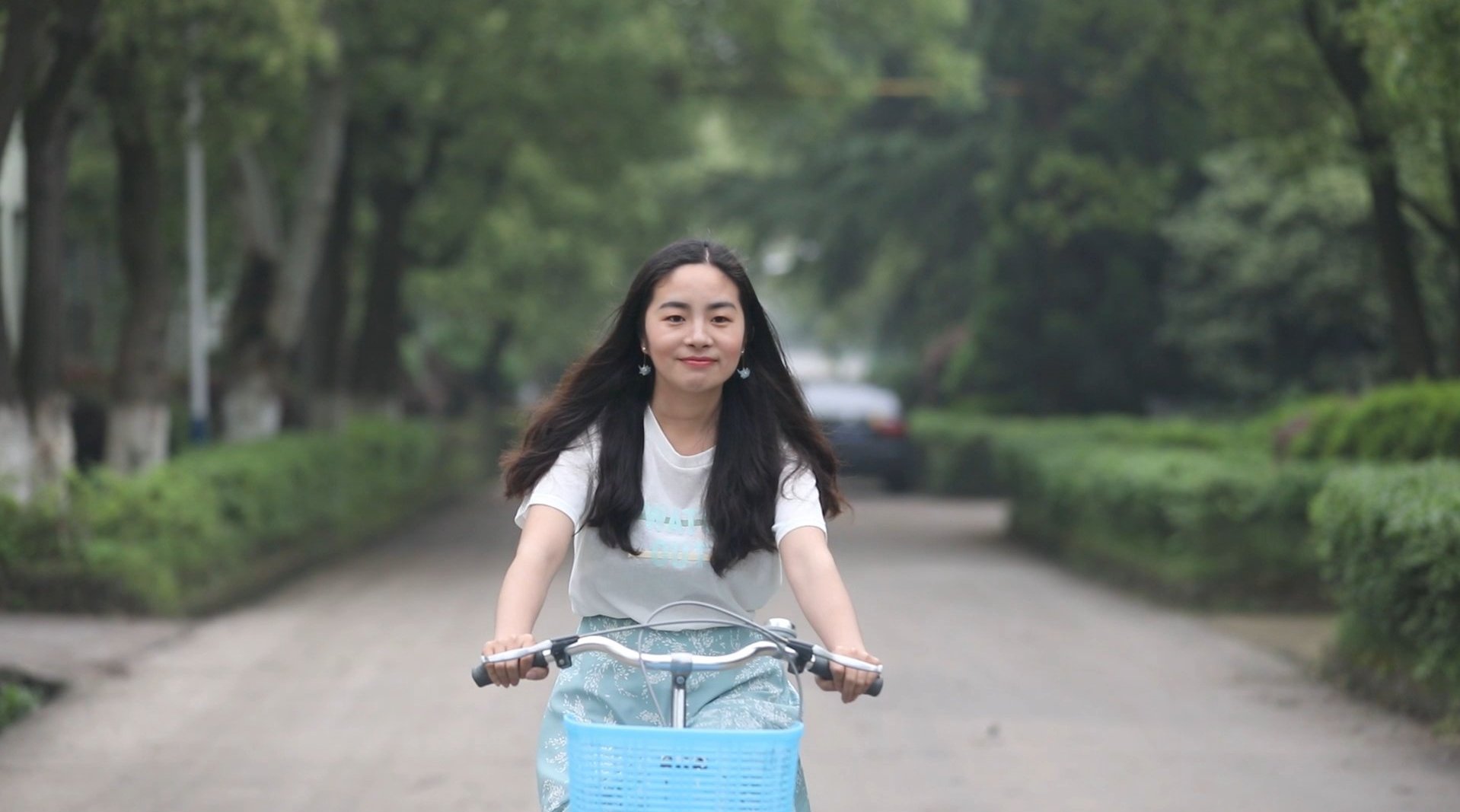 钢轨上的"女探花":"爱美,让我的魅力无处安放;读书