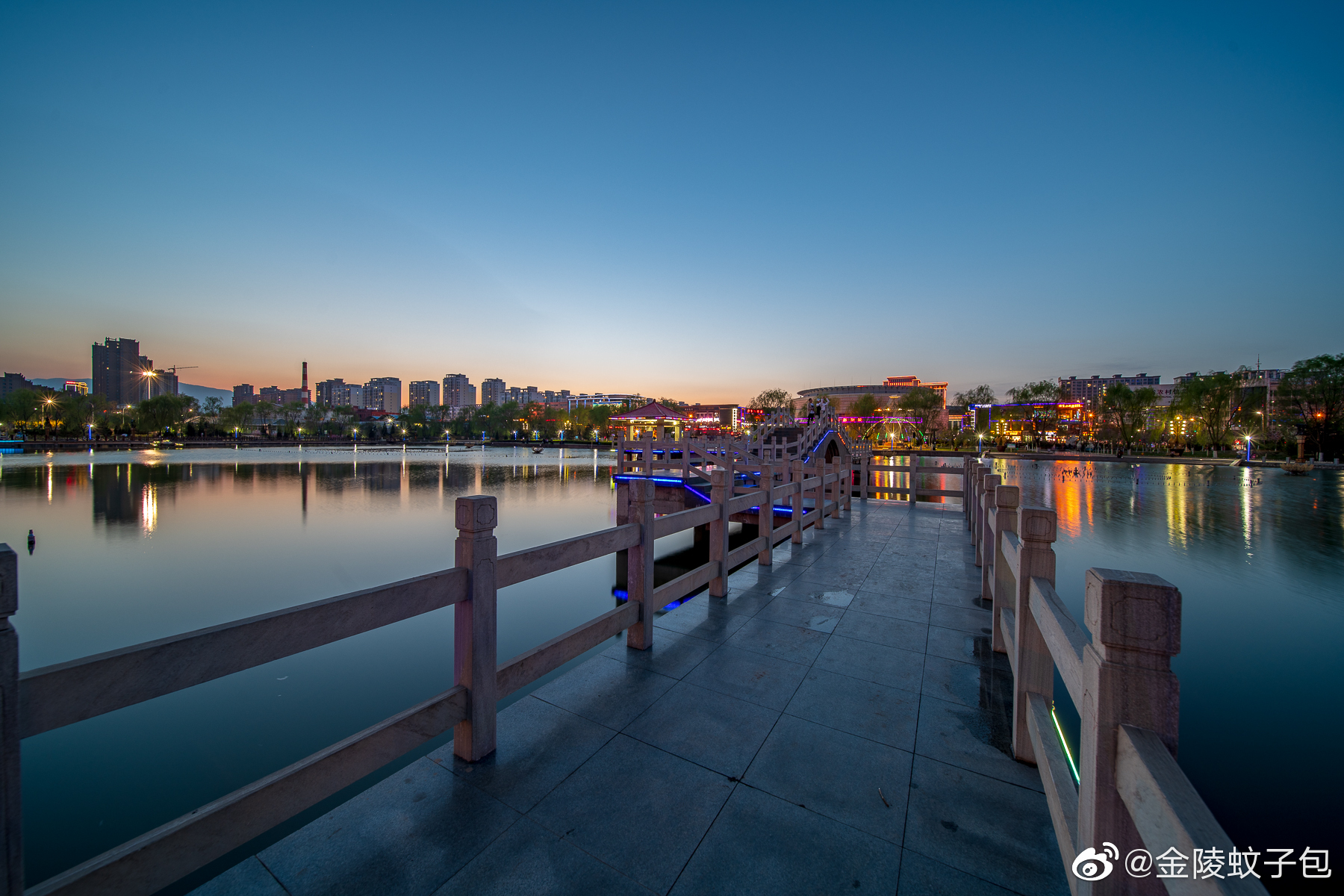 华亭县隶属于甘肃省平凉市以境内皇甫山麓有华尖山亭而得名