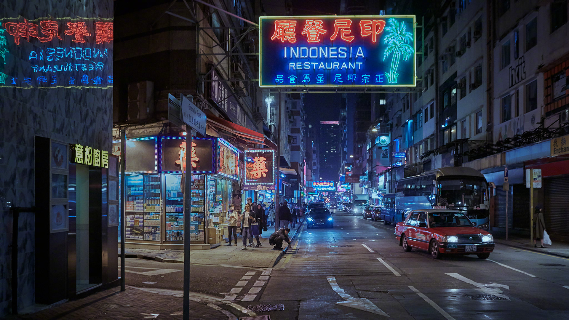 香港的夜晚,闪烁的霓虹灯,穿行的出租车,繁华又寂寞