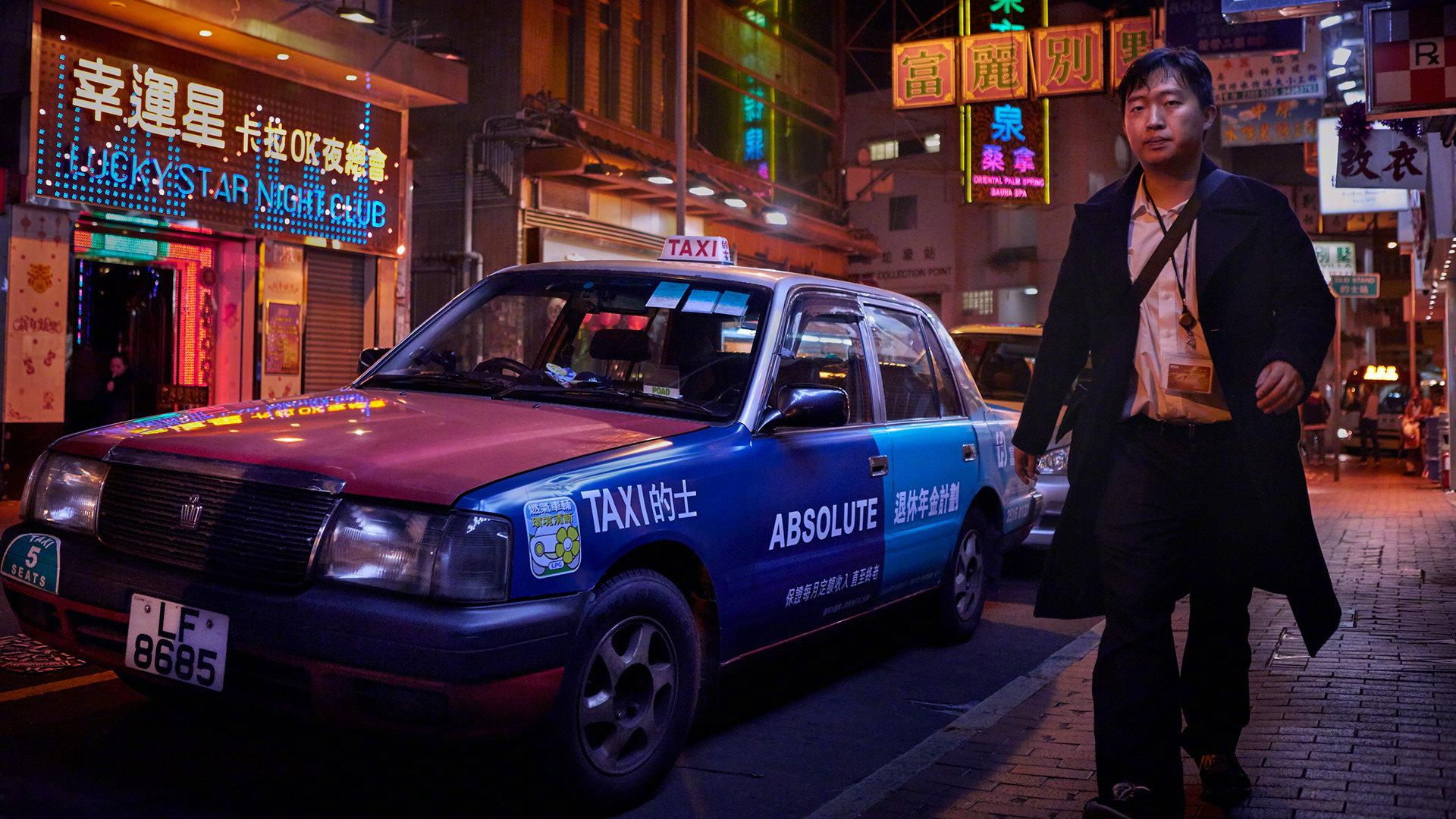 香港的夜晚,闪烁的霓虹灯,穿行的出租车,繁华又寂寞