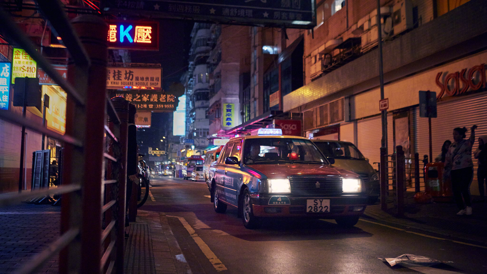 香港，SAR中国- 2019年5月-典型的香港出租汽车汽车 在城市街道弥敦道的红色丰田皇冠舒适汽车 编辑类库存照片 - 图片 包括有 地区 ...