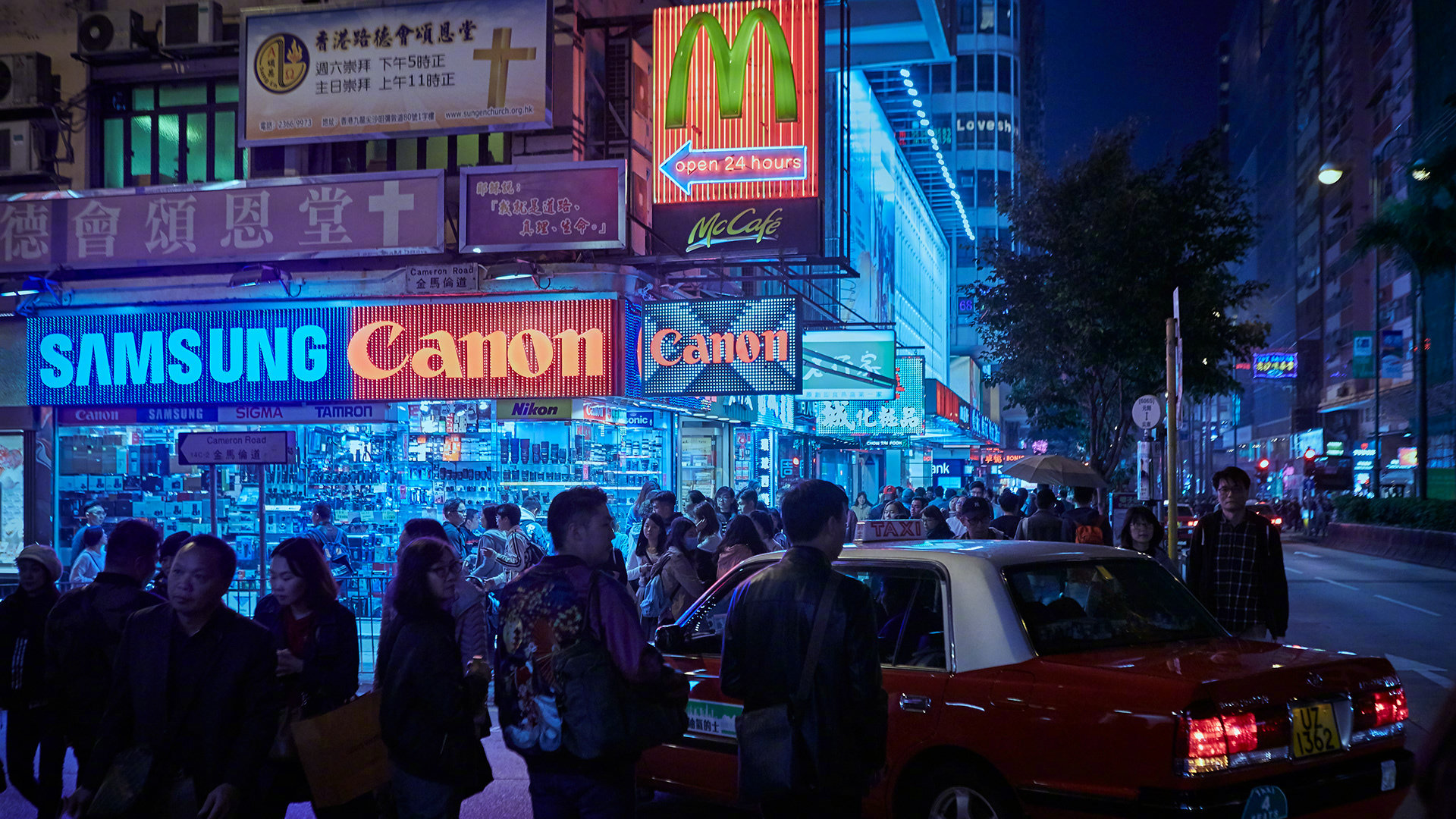 香港的夜晚，闪烁的霓虹灯，穿行的出租车，繁华又寂寞|霓虹灯|出租车|香港_新浪新闻