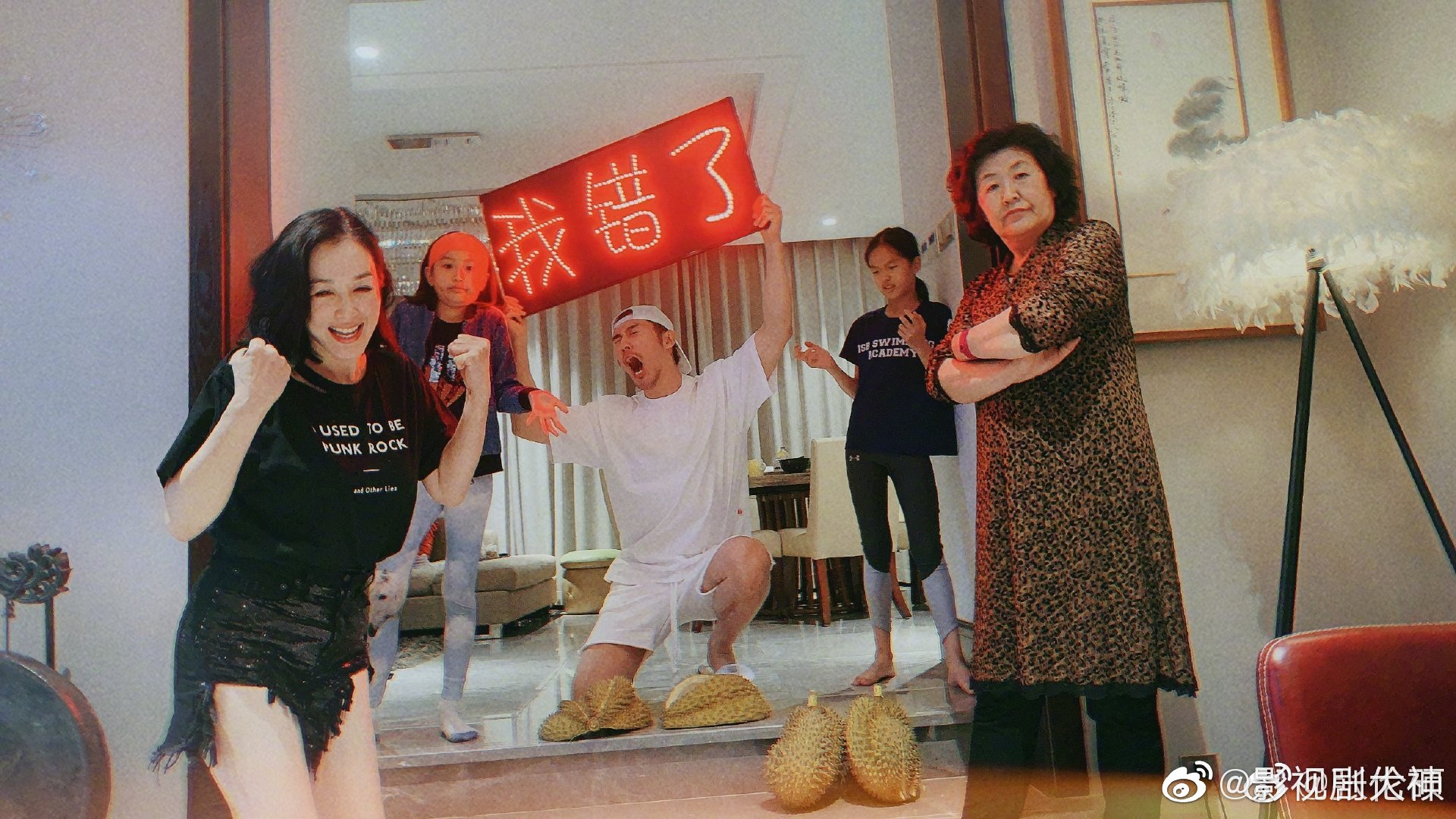 张伦硕晒出自己举着"我错了"的灯牌,跪在榴莲壳上的照片,配文