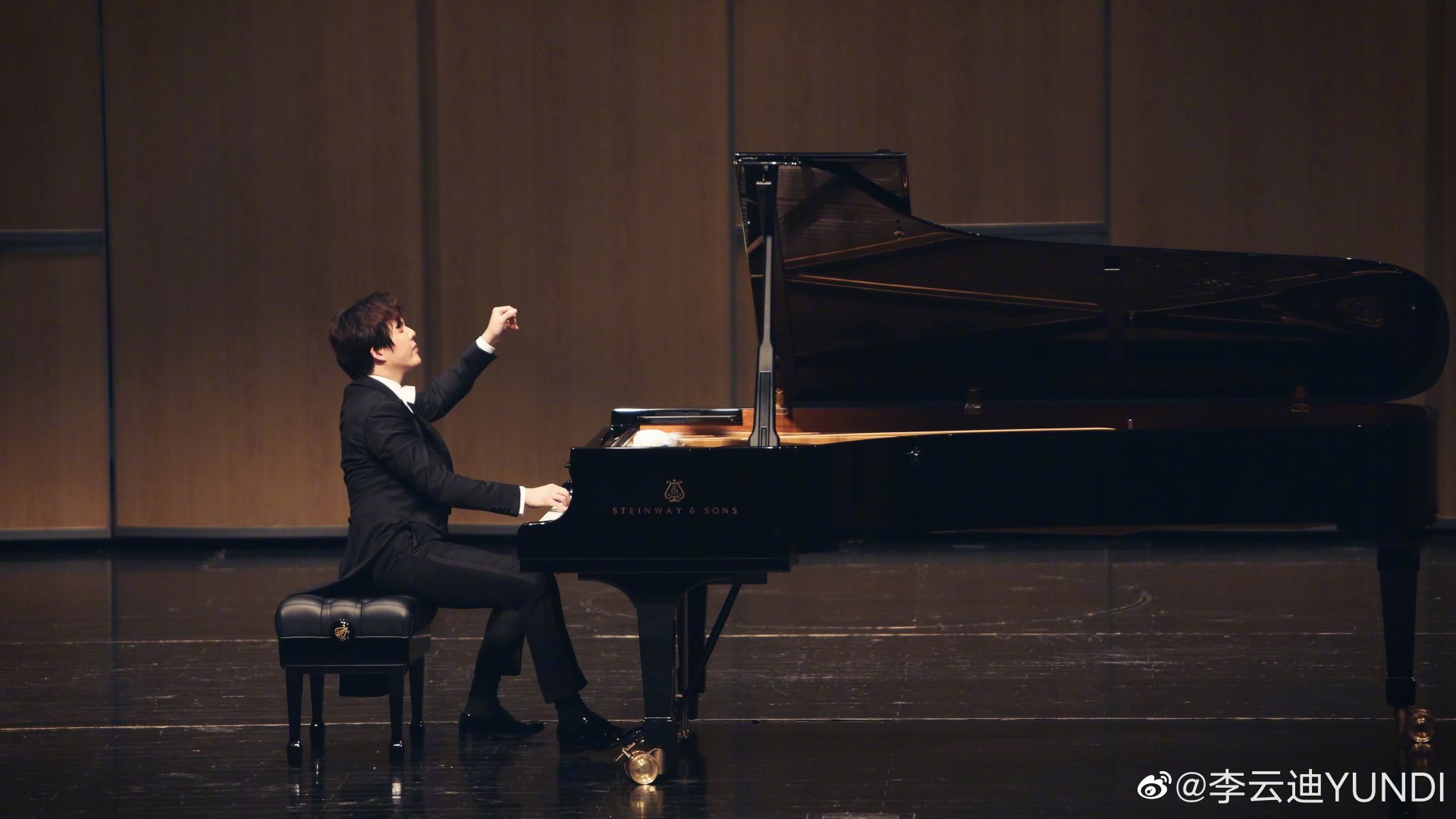 李云迪yundi 用双手来演奏百场音乐会,一位实力派的钢琴家